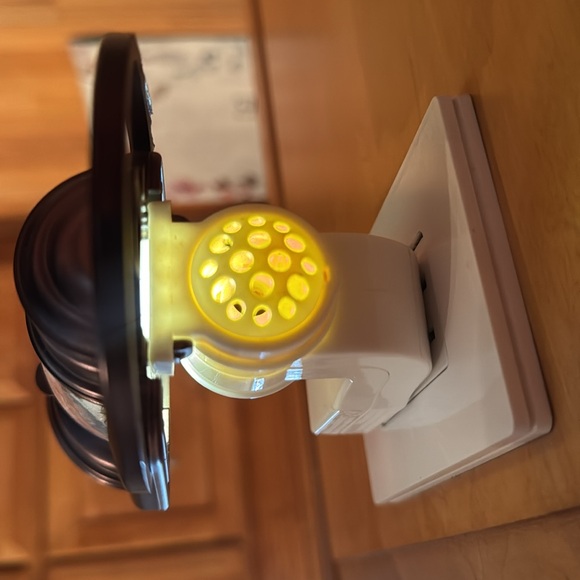 Bath & Body Works Wallflower Scent Snow globe Snowman plug in & Nightlight. - Picture 5 of 10